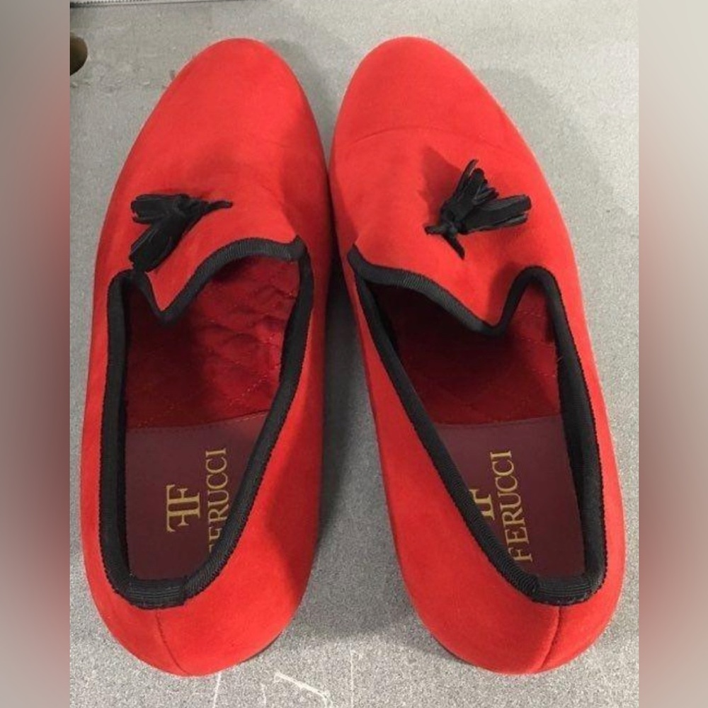 Lightly used mens size 13 Ferucci slides. Kept in pristine condition.